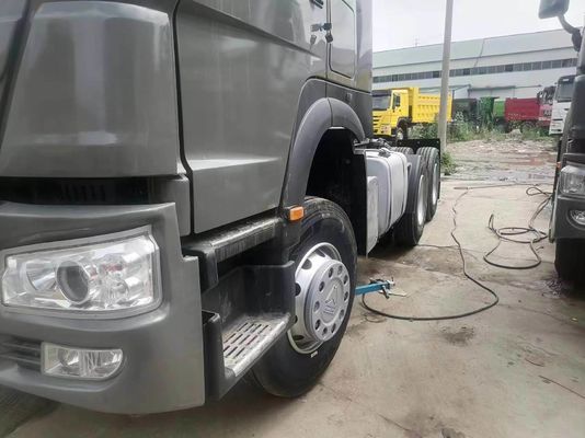 Manual Transmission Gray Sinotruk Heavy Truck 6*4 Tractor Truck Tubeless Tire Design